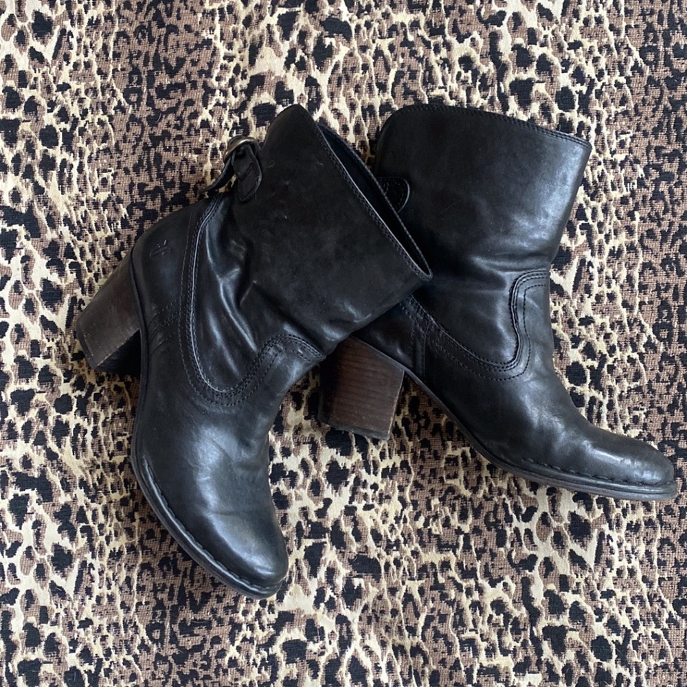 Frye women's  black leather ankle boots size 7M